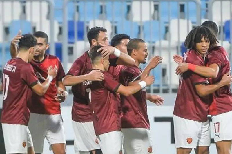 سيراميكا يحلم بتكرار "معجزة المقاولون" في الدوري